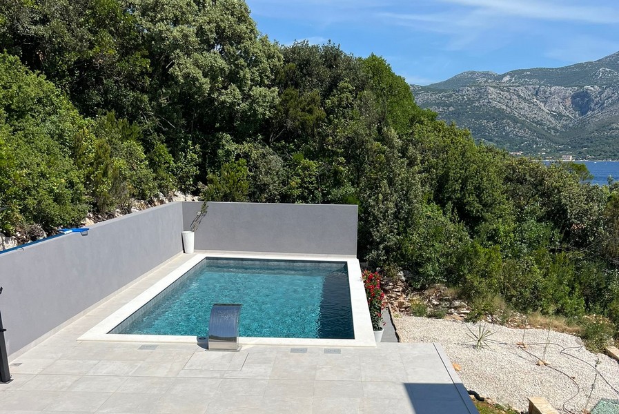 Piscina dell'immobile H3727 con vista mare.