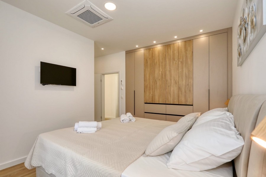 Camera da letto con TV a parete