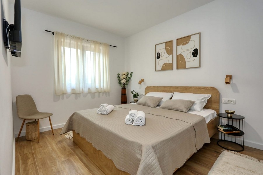Camera da letto moderna con letto matrimoniale