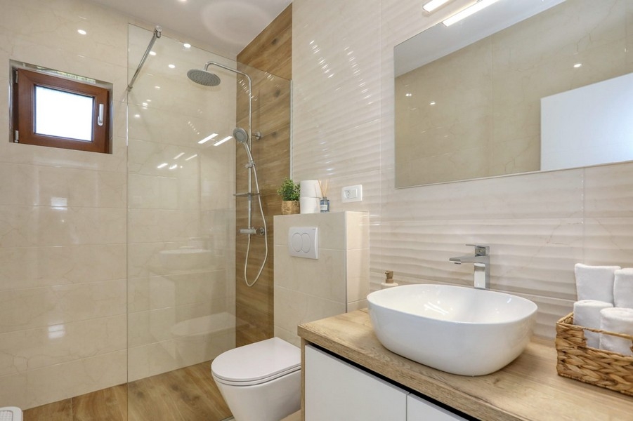 Bagno con doccia a filo pavimento