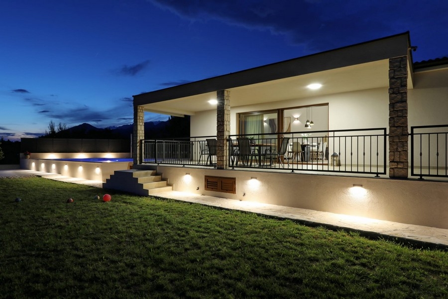 Bungalow vicino a Starigrad Paklenica in vendita.