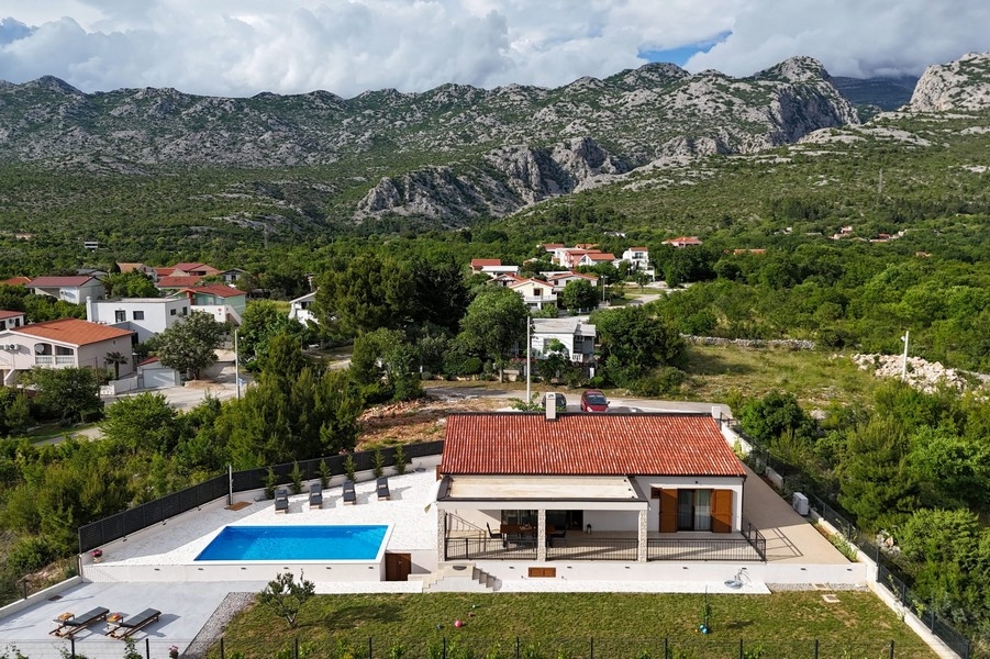 Casa in vendita Starigrad Paklenica, Croazia.