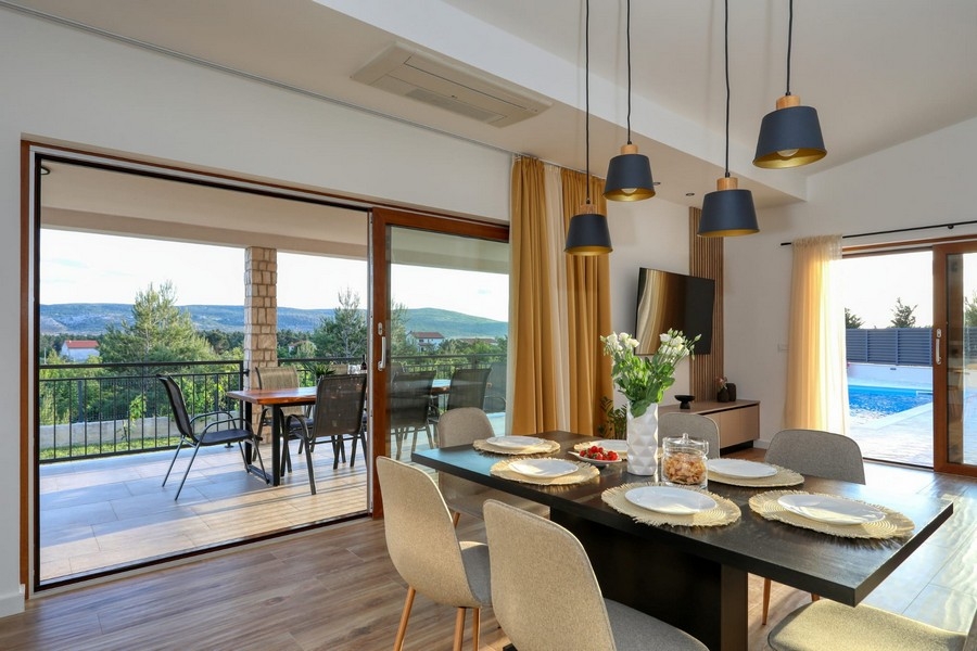 Zona pranzo e accesso alla terrazza.