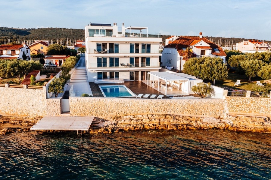 Villa di lusso in prima fila al mare in vendita in Croazia.