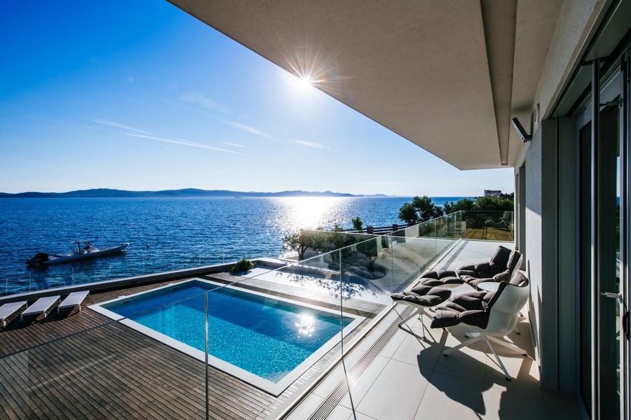 Vista mare panoramica dal piano terra della villa H3729 vicino a Zadar in Croazia.