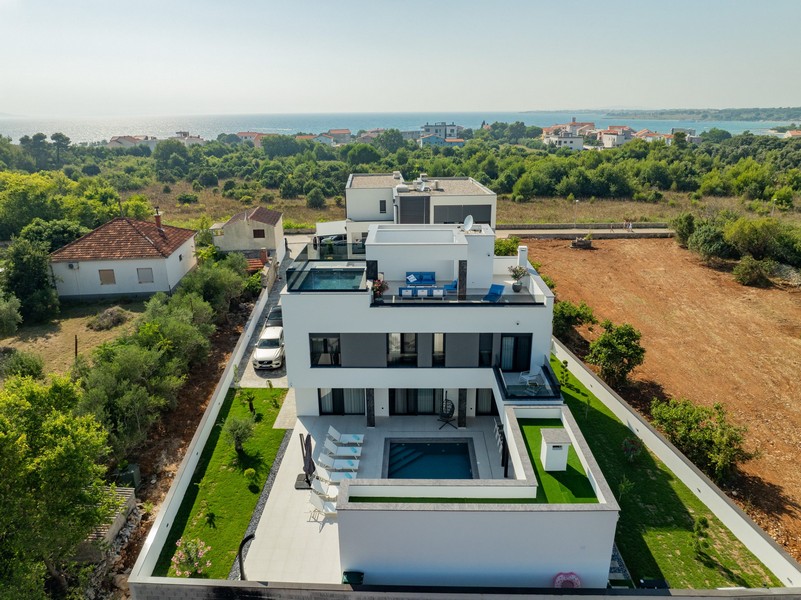 Villa con piscina e terrazza sul tetto vista dall'alto