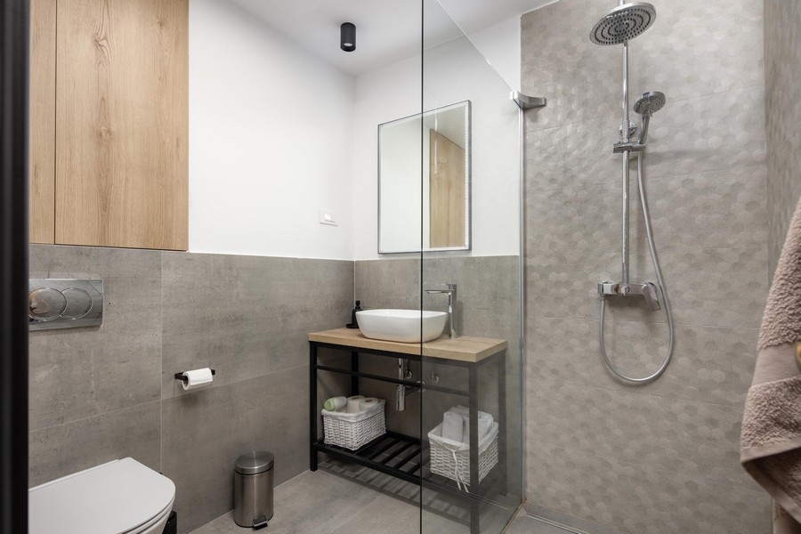 Bagno moderno con doccia e lavabo
