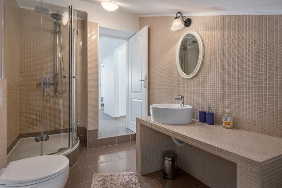Bagno con doccia rotonda e zona lavabo