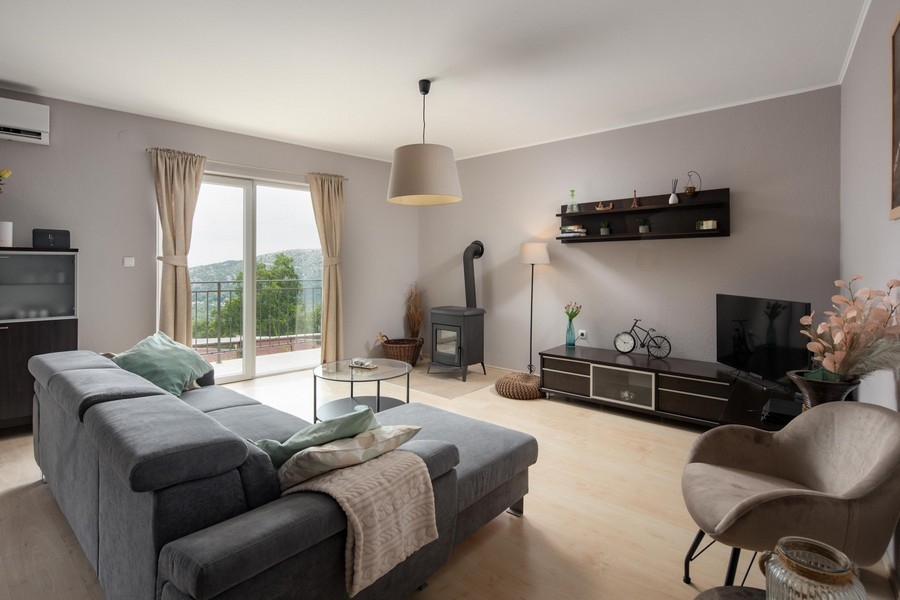 Soggiorno moderno con accesso al balcone e vista mare
