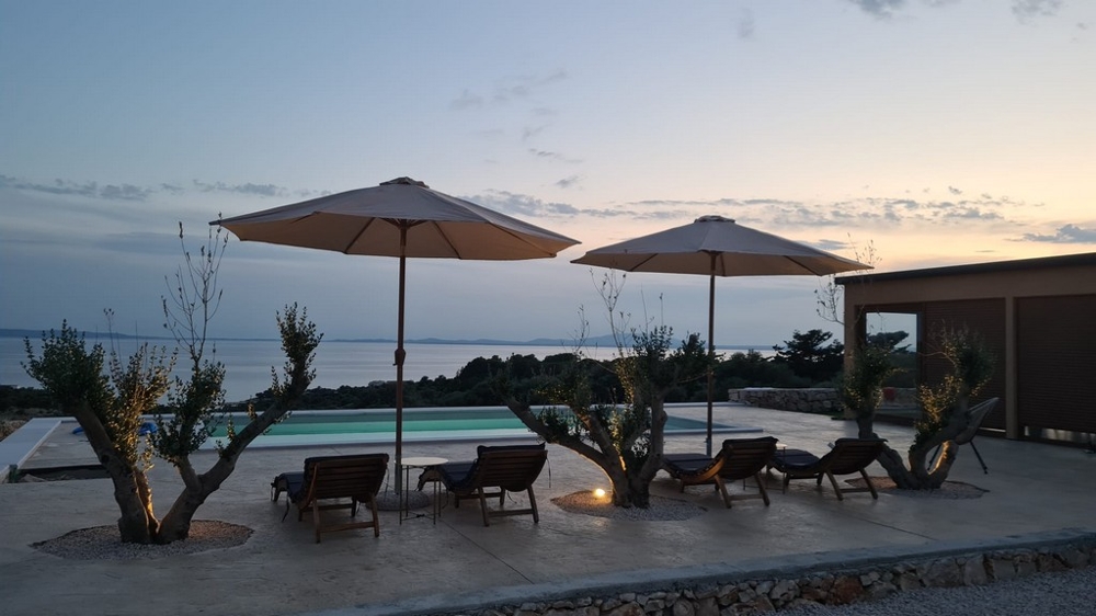 Bungalow a Pag con piscina e ulivi nella luce della sera