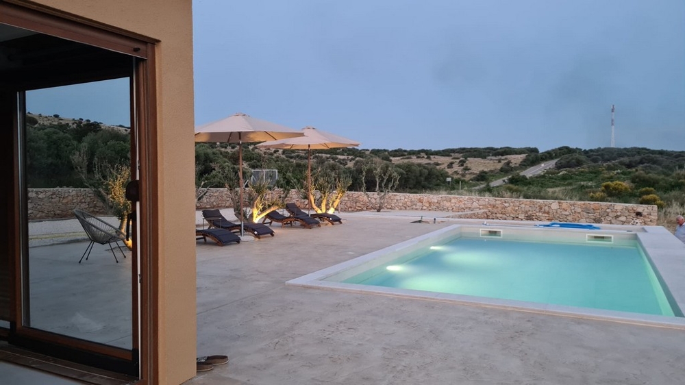 Vista dalla stanza sulla piscina e sugli ombrelloni