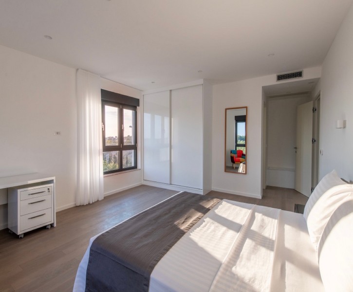 Camera da letto luminosa con letto matrimoniale e armadio a muro