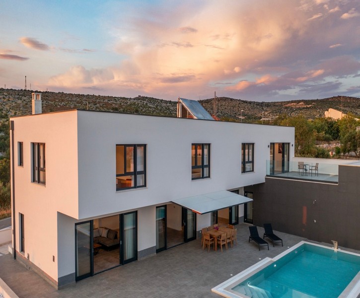 Villa moderna con piscina al tramonto sull'isola di Brac