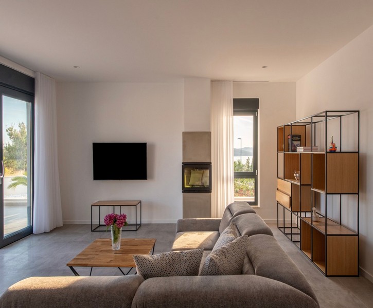 Soggiorno con divano, camino e design moderno