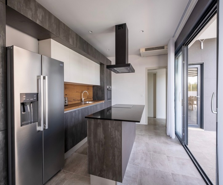 Cucina moderna con isola e accesso alla terrazza
