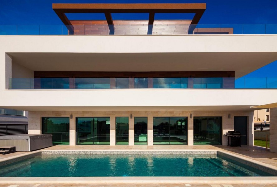 Villa con piscina e pergola in legno sul tetto