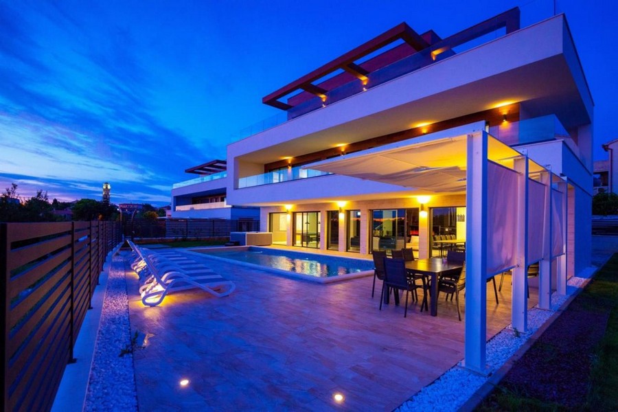 Villa H3737 di notte con illuminazione d'effetto