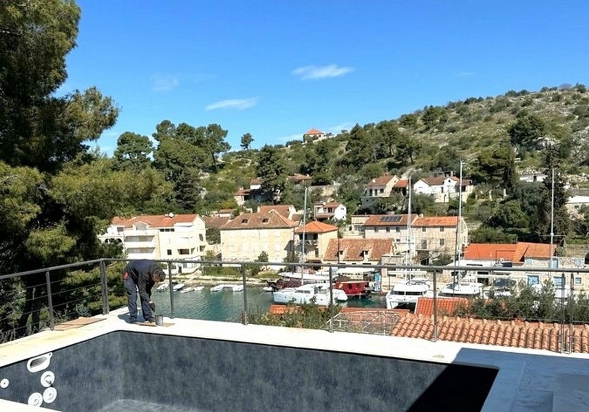 Vista dalla terrazza sul tetto sulla baia del porto e sulle barche