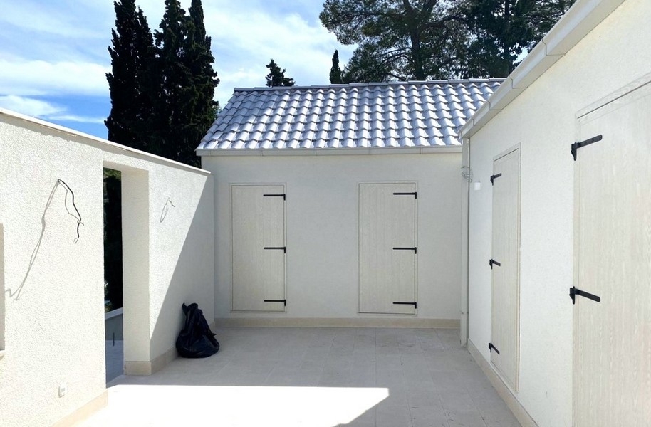 Cortile interno con pareti bianche e tegole
