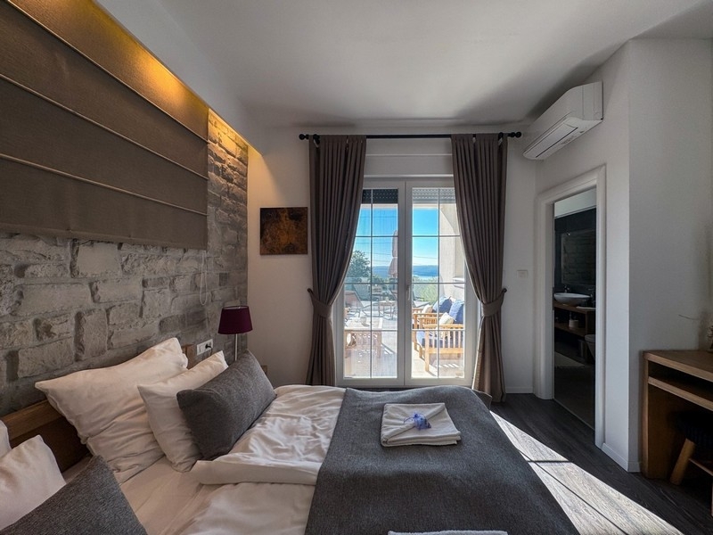 Camera da letto con letto matrimoniale e accesso alla terrazza