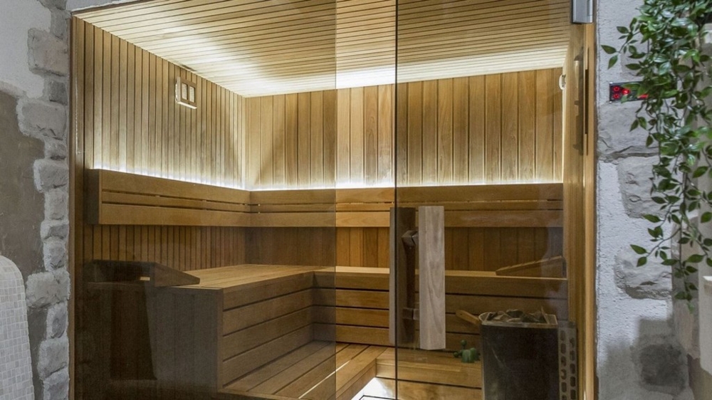 Sauna in legno con vetrata in una villa moderna in Istria