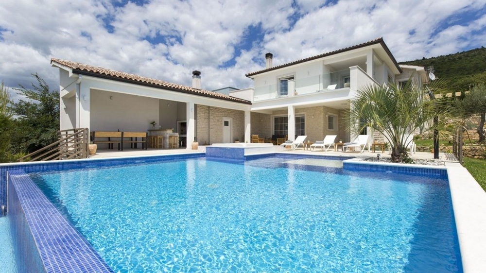 Villa con piscina e cucina estiva coperta nel giardino