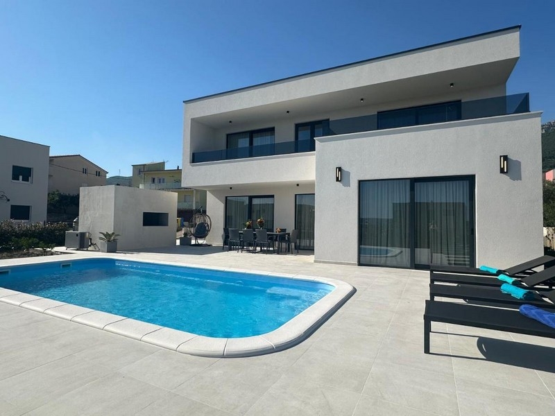 Villa moderna a Kastela vicino a Split in vendita.