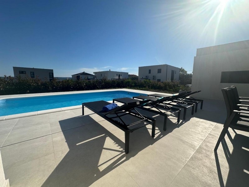 Villa con piscina in vendita - Panorama Scouting.