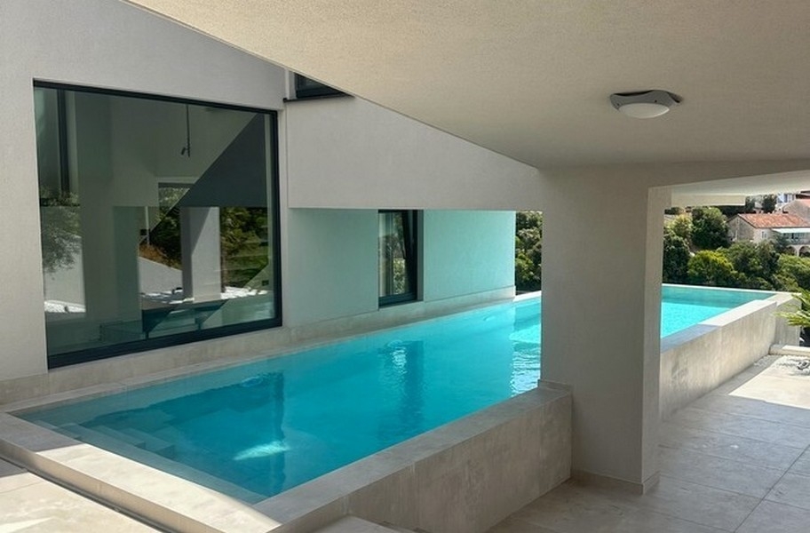 Area piscina coperta dal design moderno