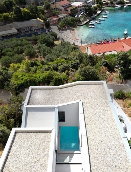 Vista aerea con piscina e vista mare