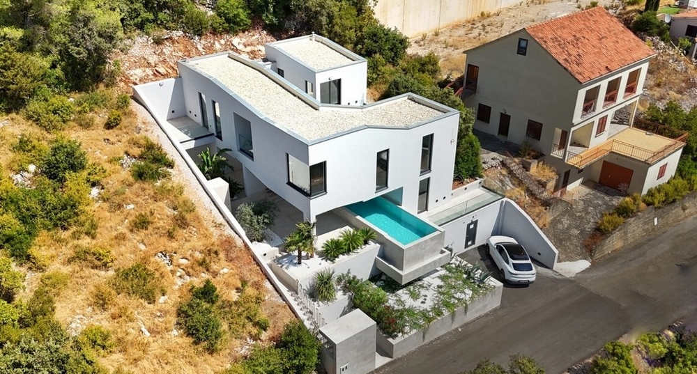Villa moderna con piscina e vista mare a Brac