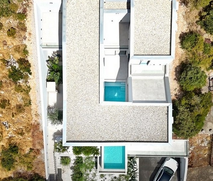 Vista dall'alto sulla proprietà con piscina e terrazze
