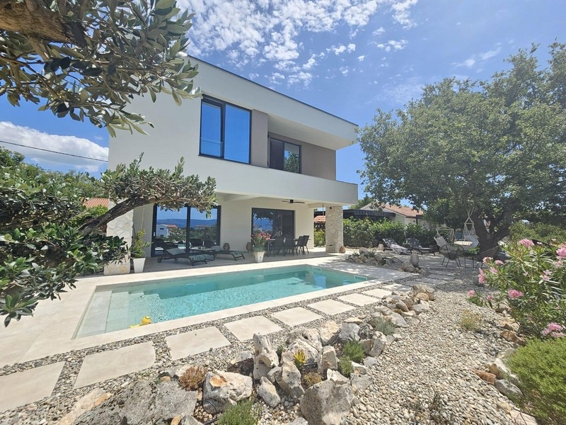 Casa bianca con piscina tra ulivo e aiuola di ghiaia