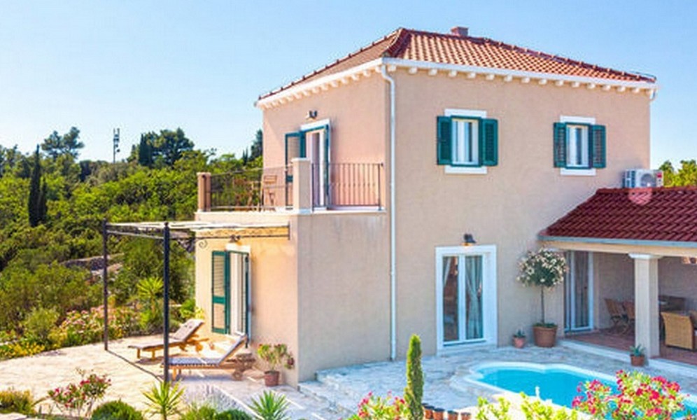 Casa beige con pergola e piscina nel giardino