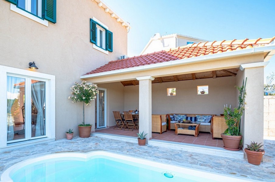 Piscina e area coperta della villa in vendita a Korcula.