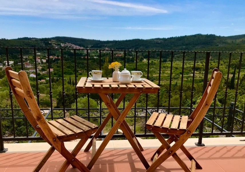 Balcone con tavolo e sedie, vista sulle colline