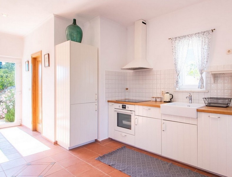 Cucina luminosa con elettrodomestici da incasso