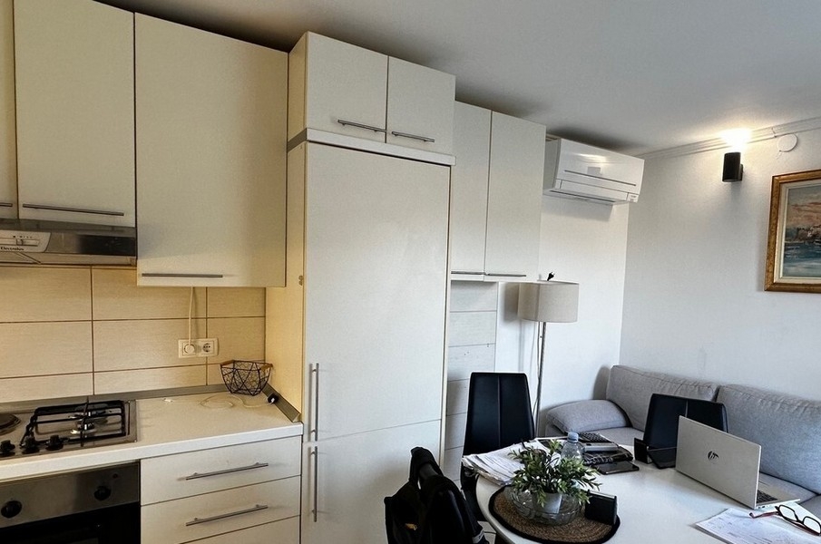 Cucina con zona giorno e mobili