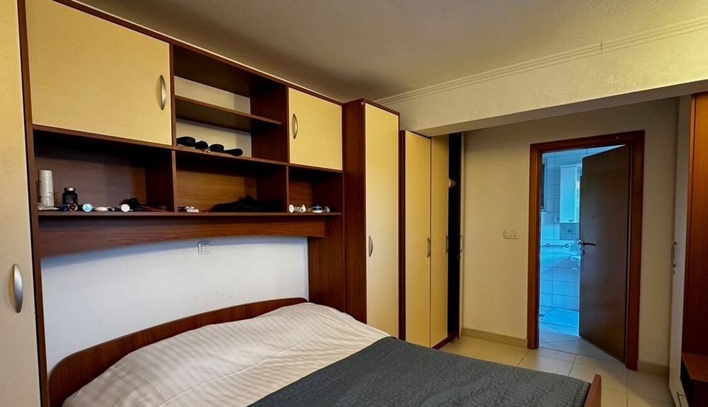 Camera da letto con armadi a muro
