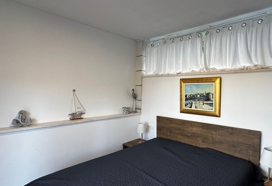 Camera da letto con decorazioni e quadro alla parete