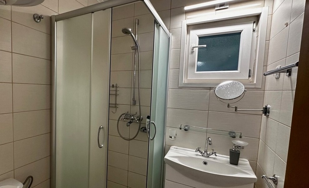 Bagno con doccia e lavabo