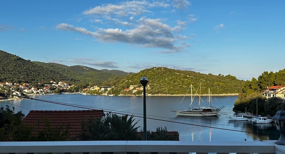 Vista sulla baia con barche e colline