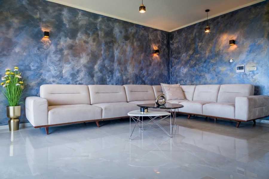 Soggiorno con elegante parete di design