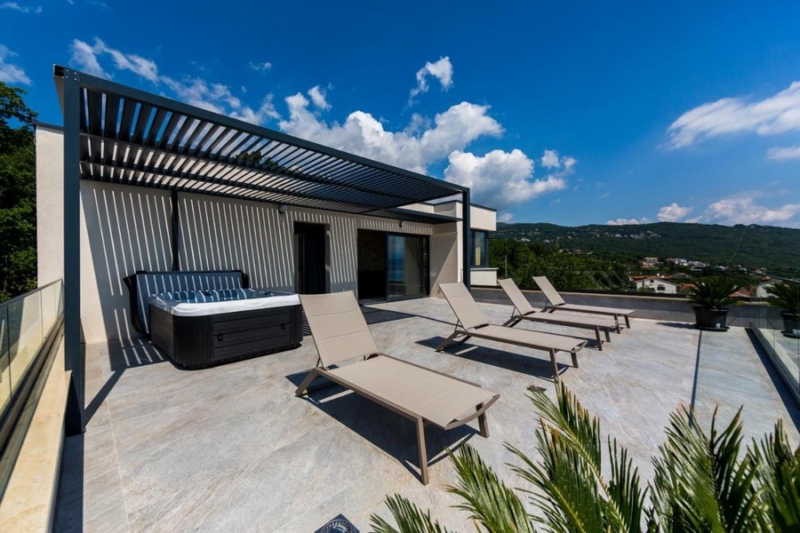 Terrazza sul tetto con lettini e moderna copertura - villa H3752 in Croazia.