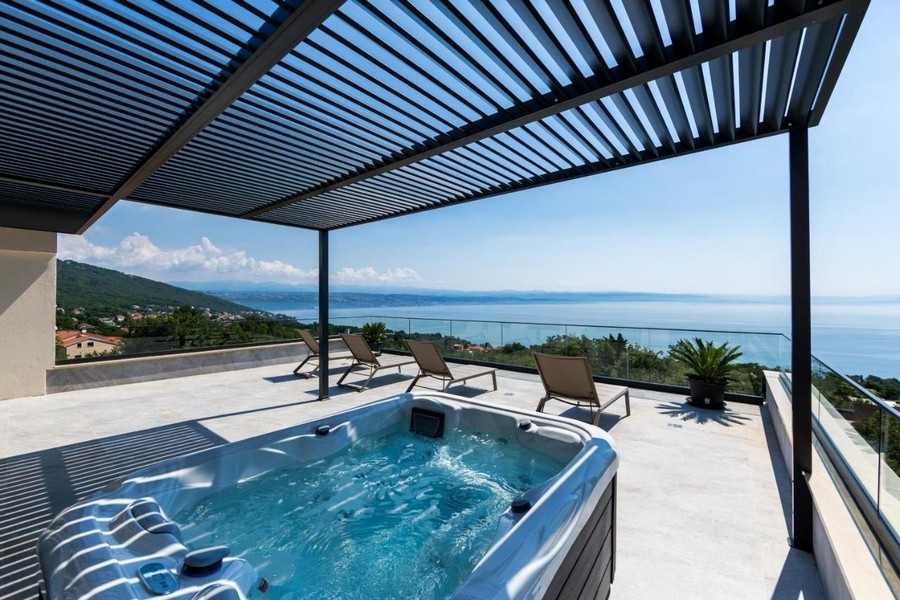 Idromassaggio sulla terrazza con vista mare panoramica