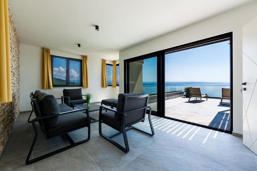 Area lounge con accesso alla terrazza e vista mare