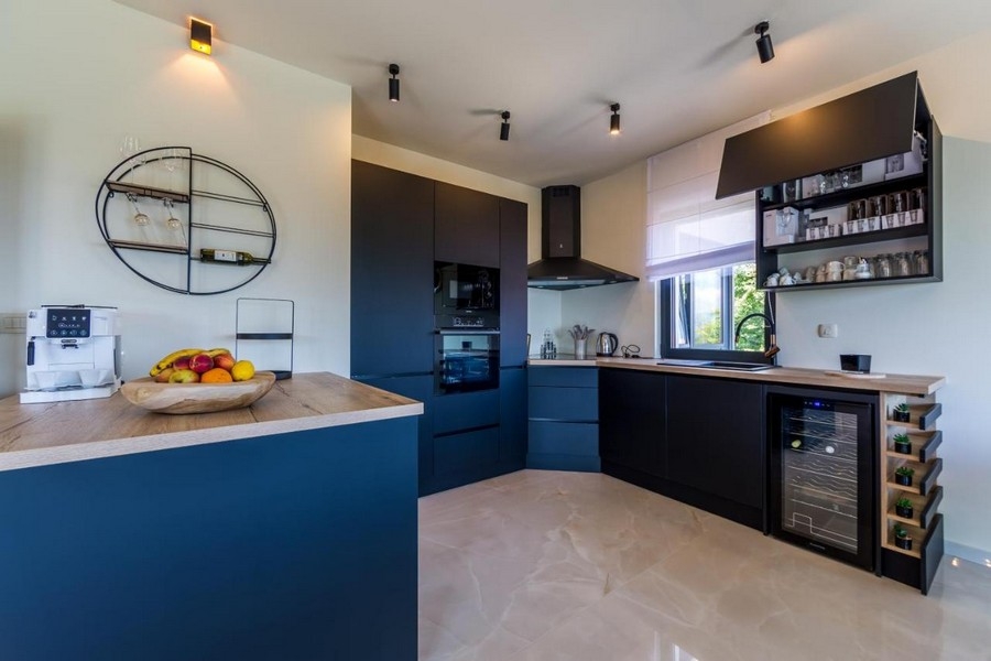 Cucina moderna componibile dal design scuro