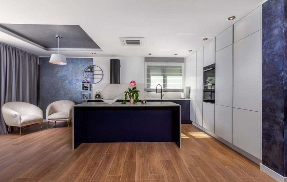 Cucina componibile moderna con isola e zona salotto