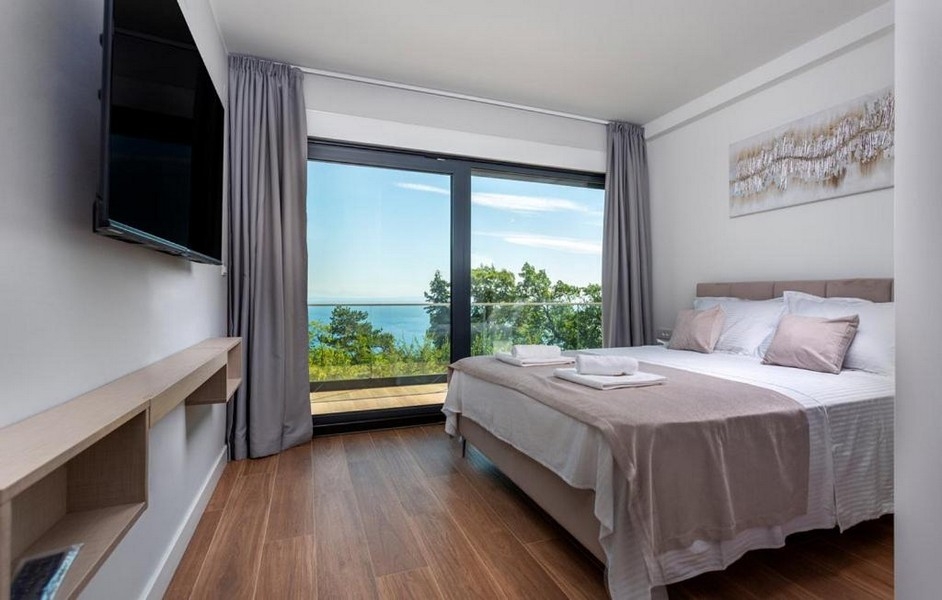 Camera da letto con vista mare e accesso al balcone
