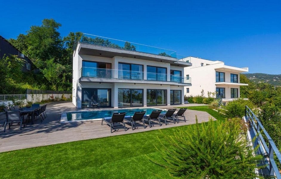 Villa moderna con piscina e terrazza solarium in pendio